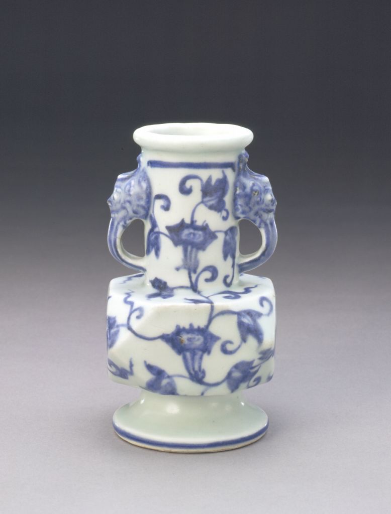 图片[1]-Blue and white petunia square corner vase-China Archive